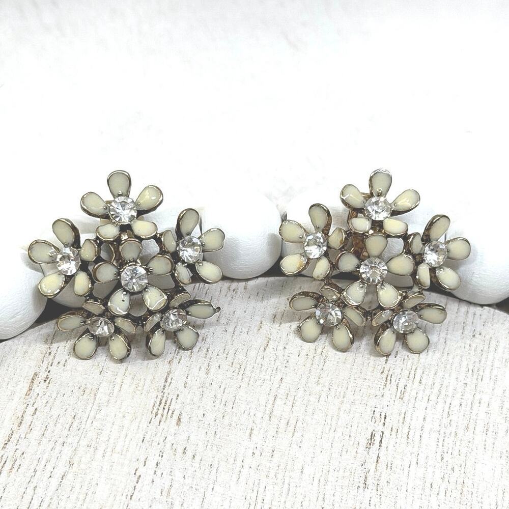 Title: J. Crew Vintage 80s Cream Flower Clip-Ons ✨